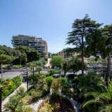 Affacciandoci infine dalla balaustra ammiriamo dall�alto il sontuoso e verde giardino della dimora